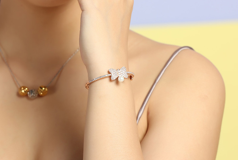 Vòng tay nữ thiết kế hình nơ đính đá